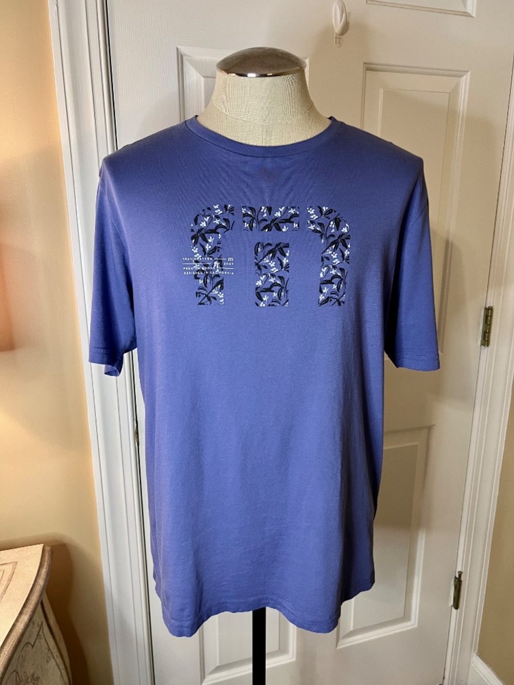 EUC Men's Travis Mathew No Looking Back Graphic Blue Logo T-Shirt Size LARGE - Picture 2 of 4